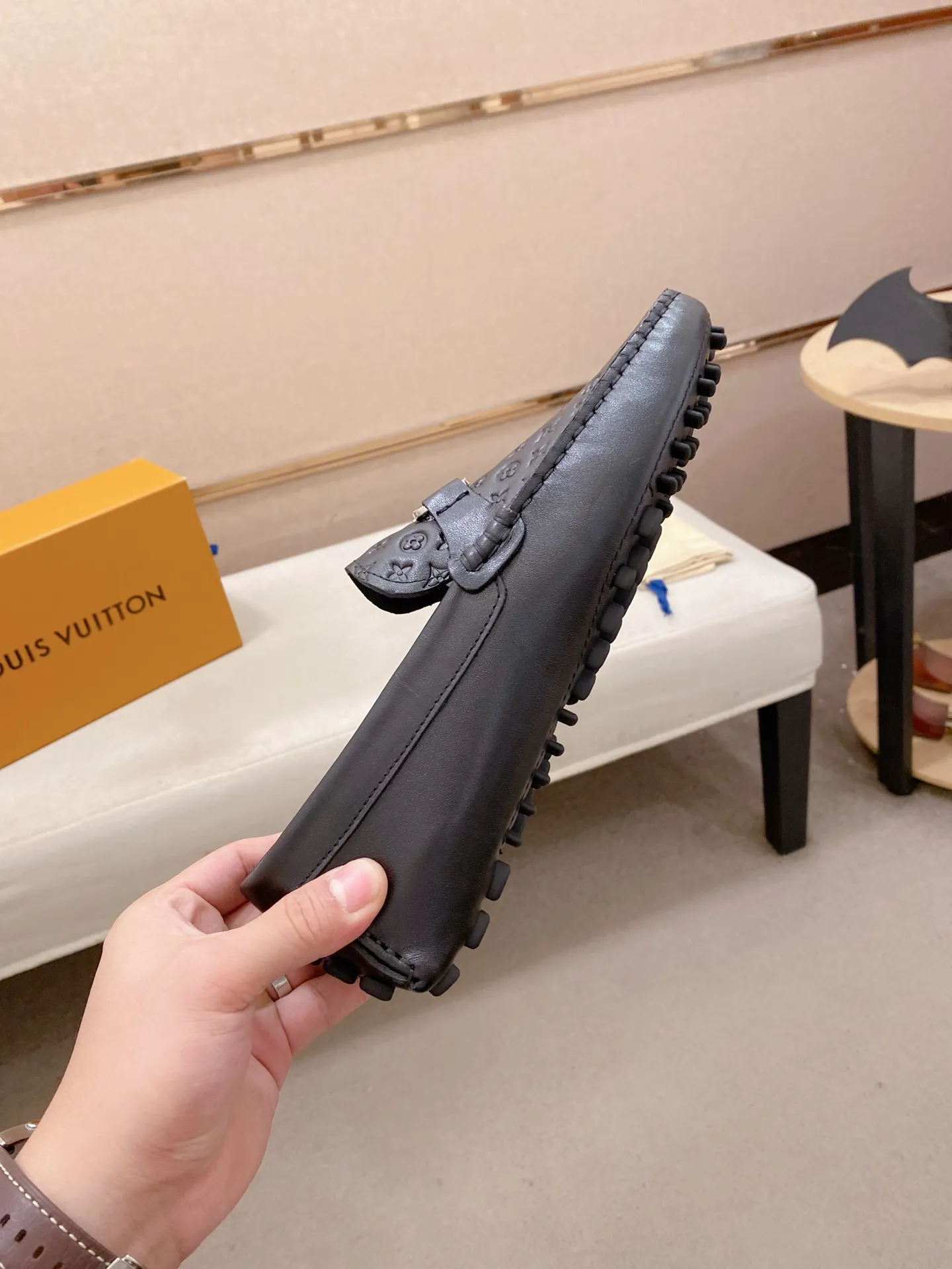Factory price: 500💰High-end quality! LV 🆕🆕Exclusive hot-selling products in stock🔥🔥New products on the shelves, high-quality Ferragamo men's pea shoes, high-end casual driving shoes, with complete packaging! 💪 💪 Material: imported first-layer cowhide 🐂 + imported high-quality buffalo leather lining + wear-resistant outsole 👍🏻👍🏻 Features: high-end and comfortable, purely handmade 🚀 🚀 Create the perfect shoes that suit you best 🔥 🔥 Size: (38-44) 45 standard size can be customized!
